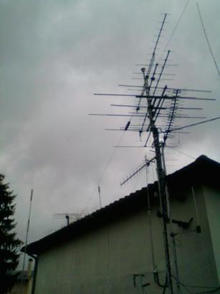 Vue des antennes en station fixe de F8BHU: verticale multibande Diamond et antenne émettrice 220 MHz